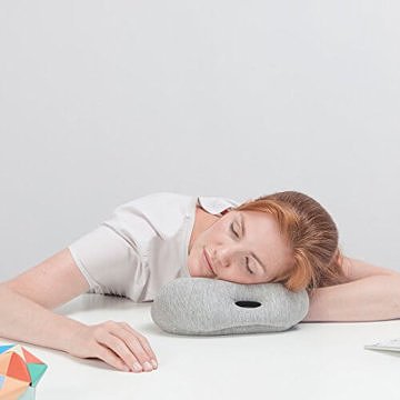 OSTRICH PILLOW MINI das Reisekissen für das Flugzeug, Auto, Nackenunterstützung für das Fliegen, Kopfkissen für das Power Nap, Reisebeleiter für Frau und Mann – erhältlich in Midnight Grey 2