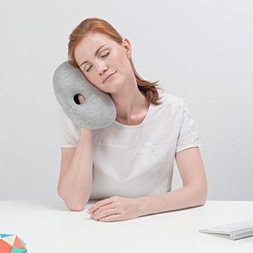 OSTRICH PILLOW MINI das Reisekissen für das Flugzeug, Auto, Nackenunterstützung für das Fliegen, Kopfkissen für das Power Nap, Reisebeleiter für Frau und Mann – erhältlich in Midnight Grey 3