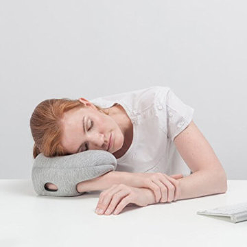 OSTRICH PILLOW MINI das Reisekissen für das Flugzeug, Auto, Nackenunterstützung für das Fliegen, Kopfkissen für das Power Nap, Reisebeleiter für Frau und Mann – erhältlich in Midnight Grey