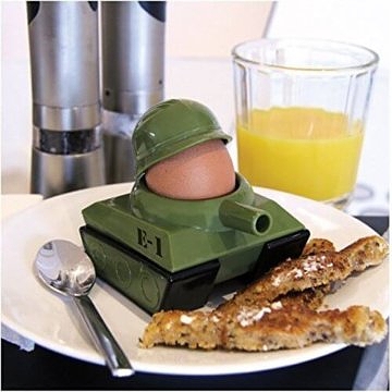 panzer-eierbecher-mit-toastschneider-soldat-krieg-mit-toastschneider